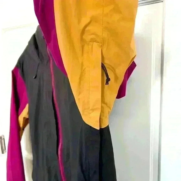 Worn to with twice less an hour use thought I’d fit but I’m a large not medium - Picture 4 of 7